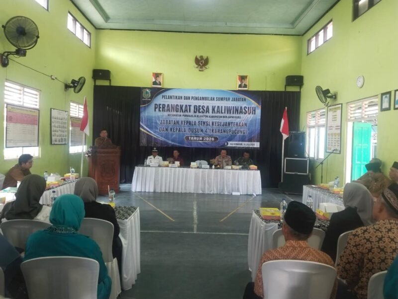 Suasana di aula Pemdes Kaliwinasuh saat acara pengambilan sumpah jabatan dua formasi Kasi Kesra dan Kadus 4 Karang Pucung.(Dok.Pelita News.id)