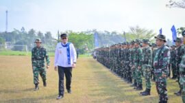 Wakil Bupati Banjarnegara Wachid Jumali, Lc berada di Lapangan Emprit Gantil, Desa Gumelem Wetan, dalam rangka opening TMMD Reguler ke-129.(Dok.Kominfo Bna/Pelita.News.id)