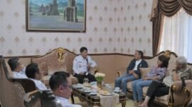 Wakil Bupati Banjarnegara Wahid Jumali, Lc saat berkomunikasi aktiv dengan perwakilan petani kopi di Pringgitan.(Dok.Kominfo Bna./PelitaNews.id)