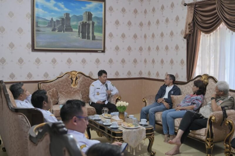 Wakil Bupati Banjarnegara Wahid Jumali, Lc saat berkomunikasi aktiv dengan perwakilan petani kopi di Pringgitan.(Dok.Kominfo Bna./PelitaNews.id)