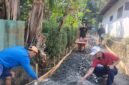situasi pembangunan jalan lingkungan RT 01/02 Dusun ll Cangkring, Desa Brengkok, Kecamatan Susukan, Kabupaten Banjarnegara, Paryan Nur Cahyo Kades Setempat sedang berada di tengah warga yang sedang mengerjakan kegiatan.(Dok.Pelita News.id)
