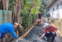 situasi pembangunan jalan lingkungan RT 01/02 Dusun ll Cangkring, Desa Brengkok, Kecamatan Susukan, Kabupaten Banjarnegara, Paryan Nur Cahyo Kades Setempat sedang berada di tengah warga yang sedang mengerjakan kegiatan.(Dok.Pelita News.id)