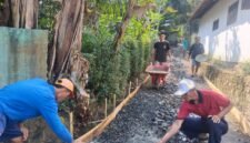 situasi pembangunan jalan lingkungan RT 01/02 Dusun ll Cangkring, Desa Brengkok, Kecamatan Susukan, Kabupaten Banjarnegara, Paryan Nur Cahyo Kades Setempat sedang berada di tengah warga yang sedang mengerjakan kegiatan.(Dok.Pelita News.id)