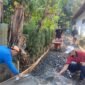 situasi pembangunan jalan lingkungan RT 01/02 Dusun ll Cangkring, Desa Brengkok, Kecamatan Susukan, Kabupaten Banjarnegara, Paryan Nur Cahyo Kades Setempat sedang berada di tengah warga yang sedang mengerjakan kegiatan.(Dok.Pelita News.id)