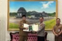 Acara serah terima sertifikat aset tanah milik Pemkab Banjarnegara di wakilkan oleh Wahid Jumali, Lc Wakil bupati dan  AKBP Mariska Fendi Susanto, SH, SIK, MM Kapolres Banjarnegara.(Dok.Kominfo Bna/Pelita News.id)