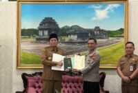 Acara serah terima sertifikat aset tanah milik Pemkab Banjarnegara di wakilkan oleh Wahid Jumali, Lc Wakil bupati dan  AKBP Mariska Fendi Susanto, SH, SIK, MM Kapolres Banjarnegara.(Dok.Kominfo Bna/Pelita News.id)