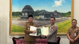 Acara serah terima sertifikat aset tanah milik Pemkab Banjarnegara di wakilkan oleh Wahid Jumali, Lc Wakil bupati dan  AKBP Mariska Fendi Susanto, SH, SIK, MM Kapolres Banjarnegara.(Dok.Kominfo Bna/Pelita News.id)