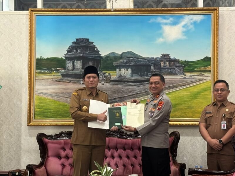 Acara serah terima sertifikat aset tanah milik Pemkab Banjarnegara di wakilkan oleh Wahid Jumali, Lc Wakil bupati dan  AKBP Mariska Fendi Susanto, SH, SIK, MM Kapolres Banjarnegara.(Dok.Kominfo Bna/Pelita News.id)