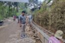 Zaenal Arifin Kepala Desa Kali Ajir, saat berada di lokasi proyek Drainase di Dusun Sabrang kidul dan sangat berinteraktif dengan warga yang bekerja. (Dok.Pelita.News.id)