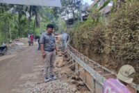 Zaenal Arifin Kepala Desa Kali Ajir, saat berada di lokasi proyek Drainase di Dusun Sabrang kidul dan sangat berinteraktif dengan warga yang bekerja. (Dok.Pelita.News.id)