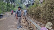 Zaenal Arifin Kepala Desa Kali Ajir, saat berada di lokasi proyek Drainase di Dusun Sabrang kidul dan sangat berinteraktif dengan warga yang bekerja. (Dok.Pelita.News.id)