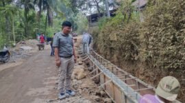 Zaenal Arifin Kepala Desa Kali Ajir, saat berada di lokasi proyek Drainase di Dusun Sabrang kidul dan sangat berinteraktif dengan warga yang bekerja. (Dok.Pelita.News.id)