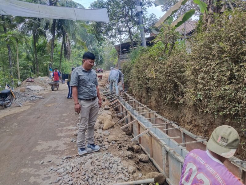 Zaenal Arifin Kepala Desa Kali Ajir, saat berada di lokasi proyek Drainase di Dusun Sabrang kidul dan sangat berinteraktif dengan warga yang bekerja. (Dok.Pelita.News.id)