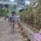 Zaenal Arifin Kepala Desa Kali Ajir, saat berada di lokasi proyek Drainase di Dusun Sabrang kidul dan sangat berinteraktif dengan warga yang bekerja. (Dok.Pelita.News.id)