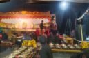 Satimin Kepala Desa Kali tengah saat menerima wayang dari dalang Ki Sujono di Stage menandakan acara akan segera di mulai.(Dok.Pelita News.id)