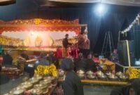 Satimin Kepala Desa Kali tengah saat menerima wayang dari dalang Ki Sujono di Stage menandakan acara akan segera di mulai.(Dok.Pelita News.id)