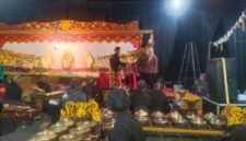 Satimin Kepala Desa Kali tengah saat menerima wayang dari dalang Ki Sujono di Stage menandakan acara akan segera di mulai.(Dok.Pelita News.id)