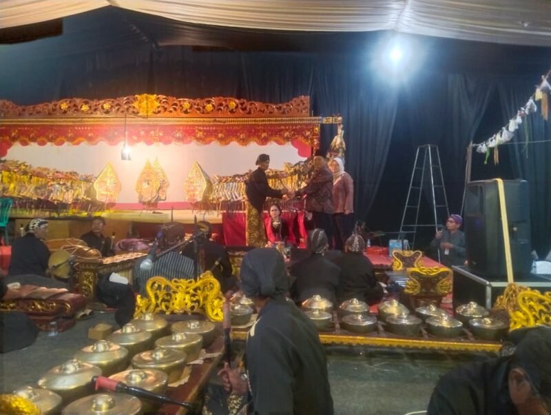 Satimin Kepala Desa Kali tengah saat menerima wayang dari dalang Ki Sujono di Stage menandakan acara akan segera di mulai.(Dok.Pelita News.id)