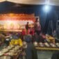 Satimin Kepala Desa Kali tengah saat menerima wayang dari dalang Ki Sujono di Stage menandakan acara akan segera di mulai.(Dok.Pelita News.id)