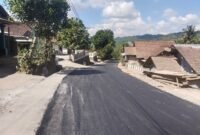 Ruas Jalan Wilayah Desa Kali Tengah nampak sudah sangat Progres terkait dengan pembangunan proyek pengaspalan yang bersumber dari APBD TA 2026,namun untuk PJU warga sekitaran masih menantinya khususnya untuk sebagaian jalur selatan.(Dok.Pelita.News.id)