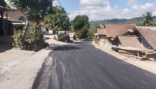Ruas Jalan Wilayah Desa Kali Tengah nampak sudah sangat Progres terkait dengan pembangunan proyek pengaspalan yang bersumber dari APBD TA 2026,namun untuk PJU warga sekitaran masih menantinya khususnya untuk sebagaian jalur selatan.(Dok.Pelita.News.id)