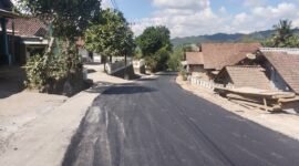 Ruas Jalan Wilayah Desa Kali Tengah nampak sudah sangat Progres terkait dengan pembangunan proyek pengaspalan yang bersumber dari APBD TA 2026,namun untuk PJU warga sekitaran masih menantinya khususnya untuk sebagaian jalur selatan.(Dok.Pelita.News.id)