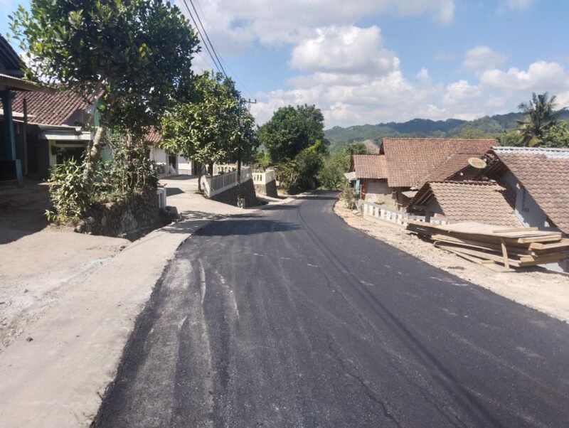 Ruas Jalan Wilayah Desa Kali Tengah nampak sudah sangat Progres terkait dengan pembangunan proyek pengaspalan yang bersumber dari APBD TA 2026,namun untuk PJU warga sekitaran masih menantinya khususnya untuk sebagaian jalur selatan.(Dok.Pelita.News.id)