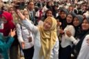  Bupati Banjarnegara Amalia Desiana ber fhoto bersama dengan para siswa lulusan Kejar paket dari berbagai pelosok Kabupaten Banjarnegara.(Dok.PelitaNews.id)