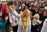  Bupati Banjarnegara Amalia Desiana ber fhoto bersama dengan para siswa lulusan Kejar paket dari berbagai pelosok Kabupaten Banjarnegara.(Dok.PelitaNews.id)