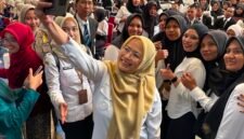 Bupati Banjarnegara Amalia Desiana ber fhoto bersama dengan para siswa lulusan Kejar paket dari berbagai pelosok Kabupaten Banjarnegara.(Dok.PelitaNews.id)