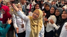  Bupati Banjarnegara Amalia Desiana ber fhoto bersama dengan para siswa lulusan Kejar paket dari berbagai pelosok Kabupaten Banjarnegara.(Dok.PelitaNews.id)