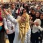  Bupati Banjarnegara Amalia Desiana ber fhoto bersama dengan para siswa lulusan Kejar paket dari berbagai pelosok Kabupaten Banjarnegara.(Dok.PelitaNews.id)
