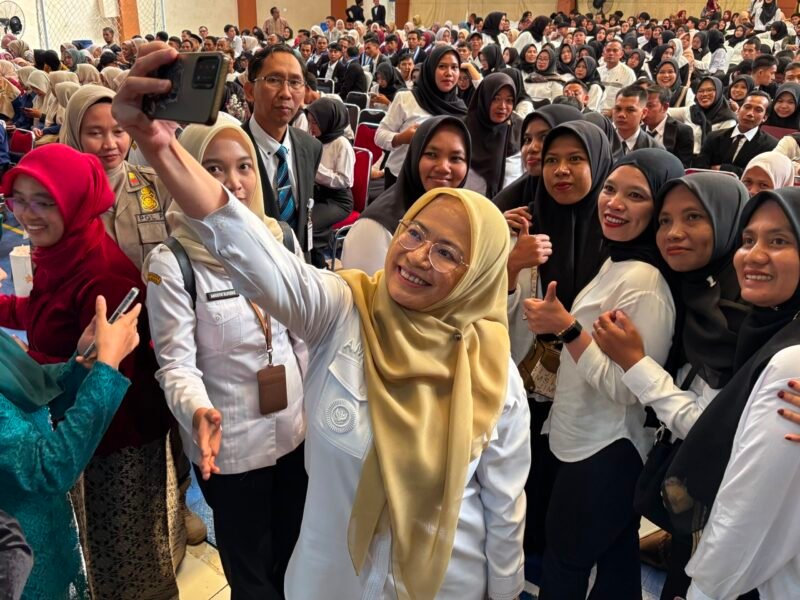  Bupati Banjarnegara Amalia Desiana ber fhoto bersama dengan para siswa lulusan Kejar paket dari berbagai pelosok Kabupaten Banjarnegara.(Dok.PelitaNews.id)