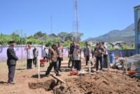 Sekda Banjarnegara Hendro Cahyono saat berada di Kecamatan Wanayasa dalam rangka peletakan batu pertama pembangunan Hunian ekslusif.(Dok.Kominfo Bna/Pelita News.id)