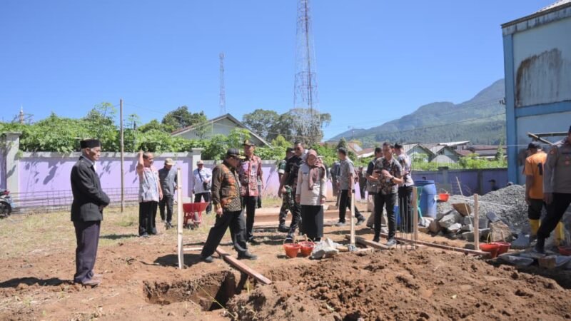 Sekda Banjarnegara Hendro Cahyono saat berada di Kecamatan Wanayasa dalam rangka peletakan batu pertama pembangunan Hunian ekslusif.(Dok.Kominfo Bna/Pelita News.id)