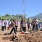 Sekda Banjarnegara Hendro Cahyono saat berada di Kecamatan Wanayasa dalam rangka peletakan batu pertama pembangunan Hunian ekslusif.(Dok.Kominfo Bna/Pelita News.id)