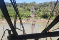 Jembatan Gantung Purwonegoro- Kincang sebagai jalur penghubung warga, nampak kondisi saat ini pasca kerusakan berat.(Dok.Pelita News.id)