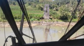 Jembatan Gantung Purwonegoro- Kincang sebagai jalur penghubung warga, nampak kondisi saat ini pasca kerusakan berat.(Dok.Pelita News.id)