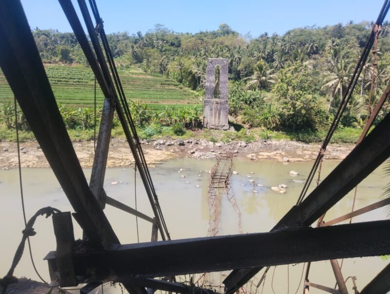 Jembatan Gantung Purwonegoro- Kincang sebagai jalur penghubung warga, nampak kondisi saat ini pasca kerusakan berat.(Dok.Pelita News.id)