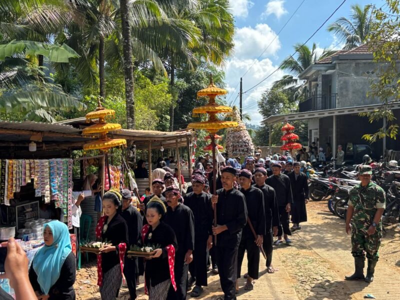  Prosesi Suran di Petilasan Sunan Geseng, Gumelem, Kecamatan Susukan, Kabupaten Banjarnegara.(Dok.Pelita News.id)