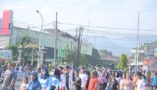Nampak ribuan warga Banjarnegara rayakan Harkopnas ke -79, dengan jalan sehat pas di depan kodim 0704 Banjarnegara. (Pelita News.id)