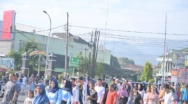 Nampak ribuan warga Banjarnegara rayakan Harkopnas ke -79, dengan jalan sehat pas di depan kodim 0704 Banjarnegara. (Pelita News.id)
