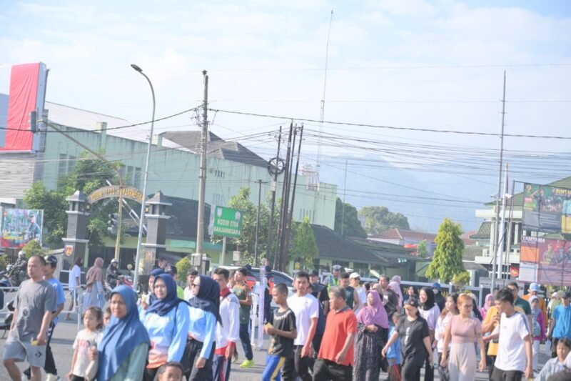Nampak ribuan warga Banjarnegara rayakan Harkopnas ke -79, dengan jalan sehat pas di depan kodim 0704 Banjarnegara. (Pelita News.id)