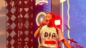 DIA, Gadis Cilik Legian, Curi Perhatian di Panggung Gema Kemerdekaan Pantai Legian