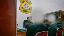 Suasana di Kantor Satpol PP Banjarnegara saat proses pemanggilan dua orang dari kegiatan pencucian pasir putih di Desa Petir dukuh gentan, setelah sidak pada hari Senin,(3/8/2026), nampak Dua orang tersebut sedang di mintai keterangan oleh Sugeng Supriyadi Penyidik Satpol PP Banjarnegara.(Dok.Kominfo BNA/Pelita News id)