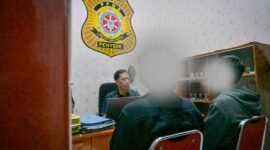 Suasana di Kantor Satpol PP Banjarnegara saat proses pemanggilan dua orang dari kegiatan pencucian pasir putih di Desa Petir dukuh gentan, setelah sidak pada hari Senin,(3/8/2026), nampak Dua orang tersebut sedang di mintai keterangan oleh Sugeng Supriyadi Penyidik Satpol PP Banjarnegara.(Dok.Kominfo BNA/Pelita News id)