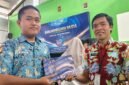 Ari Yulianto Salah satu perwakilan dari Inspektorat Banjarnegara secara seremonial menyerahkan hadiah ke salah satu siswa SMP Negeri 1 Banjarnegara.(Dok Kominfo Bna/Pelita News.id)