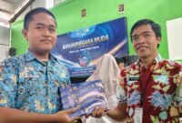 Ari Yulianto Salah satu perwakilan dari Inspektorat Banjarnegara secara seremonial menyerahkan hadiah ke salah satu siswa SMP Negeri 1 Banjarnegara.(Dok Kominfo Bna/Pelita News.id)