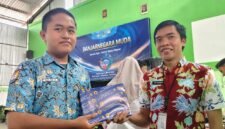 Ari Yulianto Salah satu perwakilan dari Inspektorat Banjarnegara secara seremonial menyerahkan hadiah ke salah satu siswa SMP Negeri 1 Banjarnegara.(Dok Kominfo Bna/Pelita News.id)