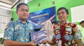 Ari Yulianto Salah satu perwakilan dari Inspektorat Banjarnegara secara seremonial menyerahkan hadiah ke salah satu siswa SMP Negeri 1 Banjarnegara.(Dok Kominfo Bna/Pelita News.id)
